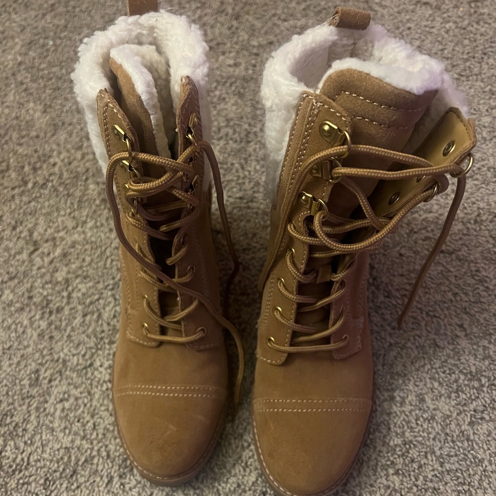 Nine West boots. Very good condition, only worn a few times. Size 8.